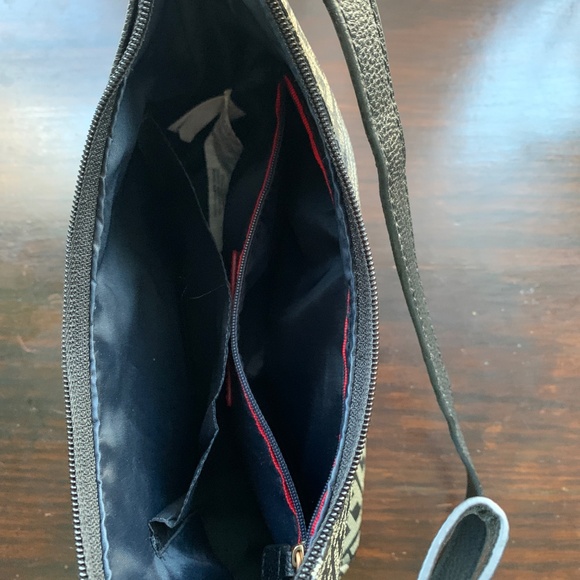 Tommy Hilfiger Medium Hobo Shoulder Bag – Stylish & Versatile in Stunning Color - Picture 9 of 12